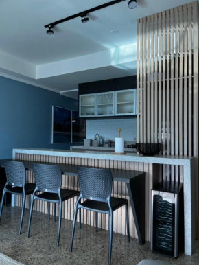 Apartamento na Martim de Sá com ar condicionado e pé na areia
